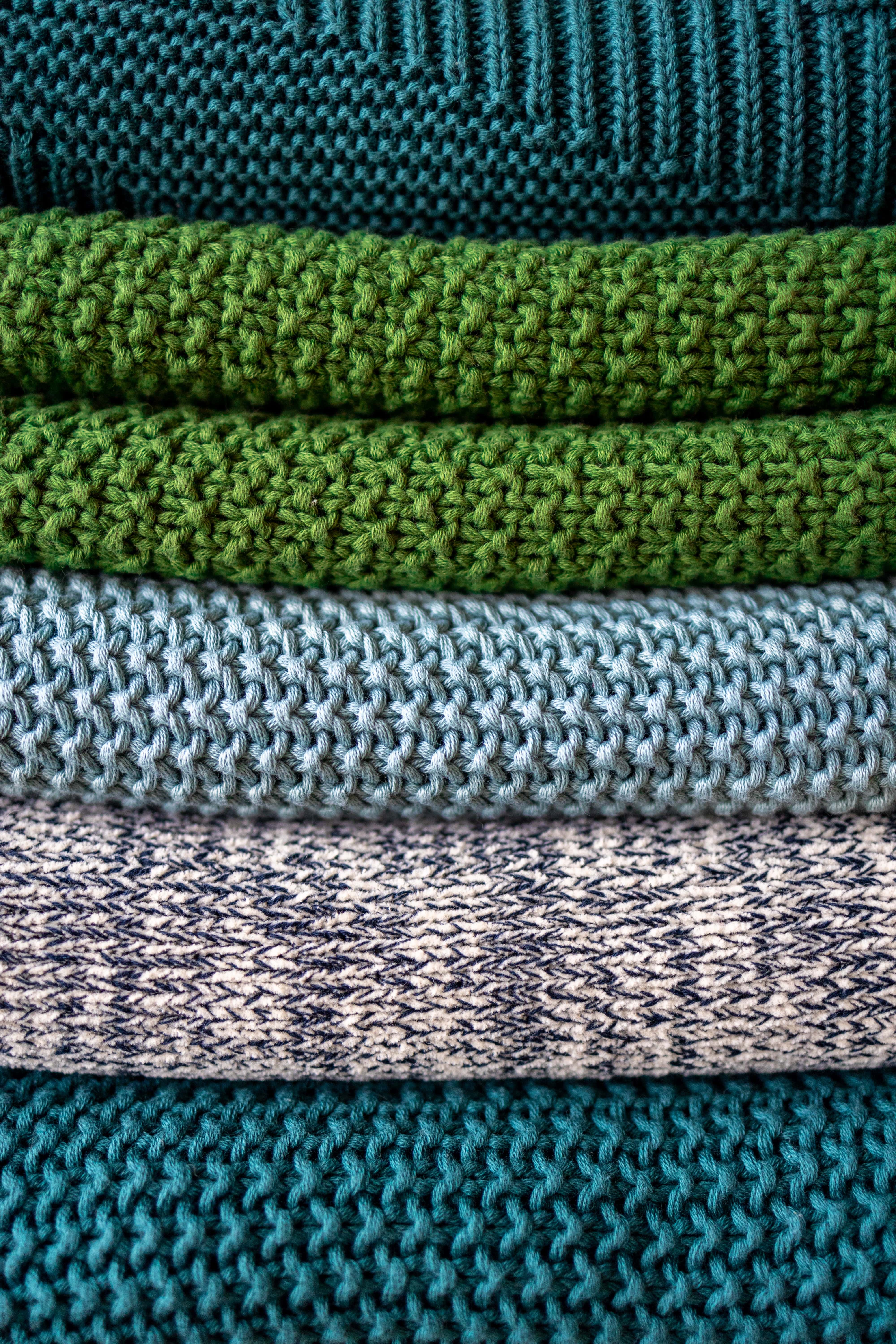 Knitted vs woven fabrics at Knipidee International